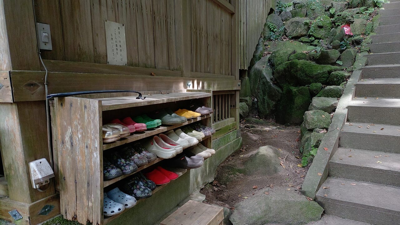 石穴稲荷神社の靴履き替え所