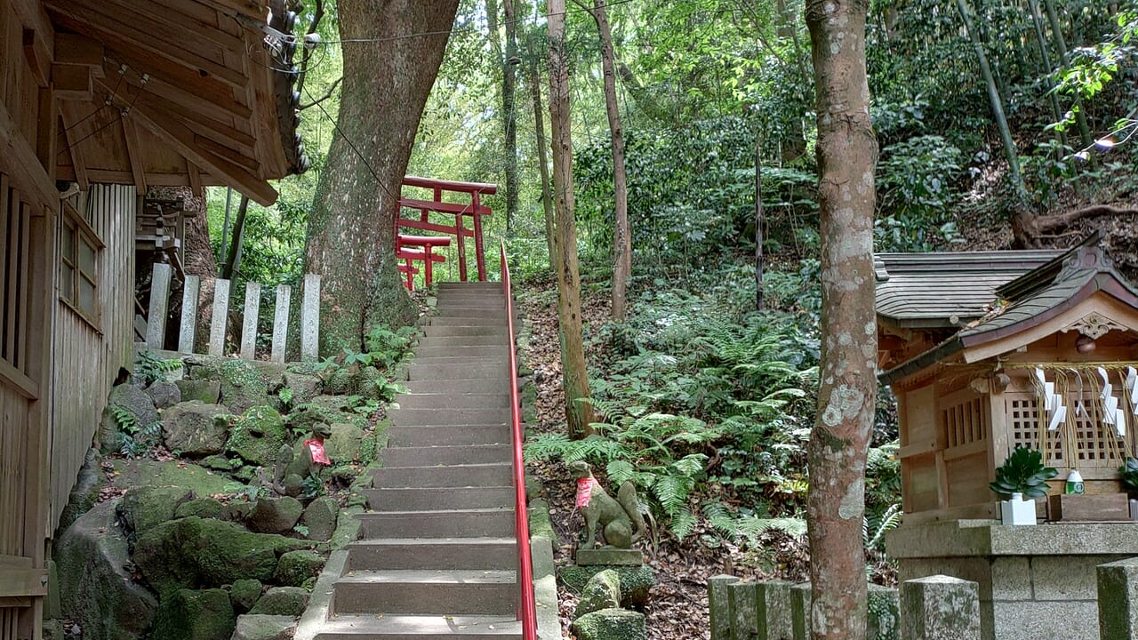 石穴稲荷神社の階段