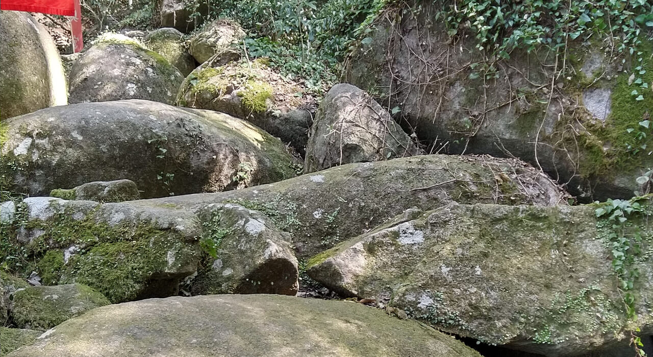 石穴稲荷神社の巨石