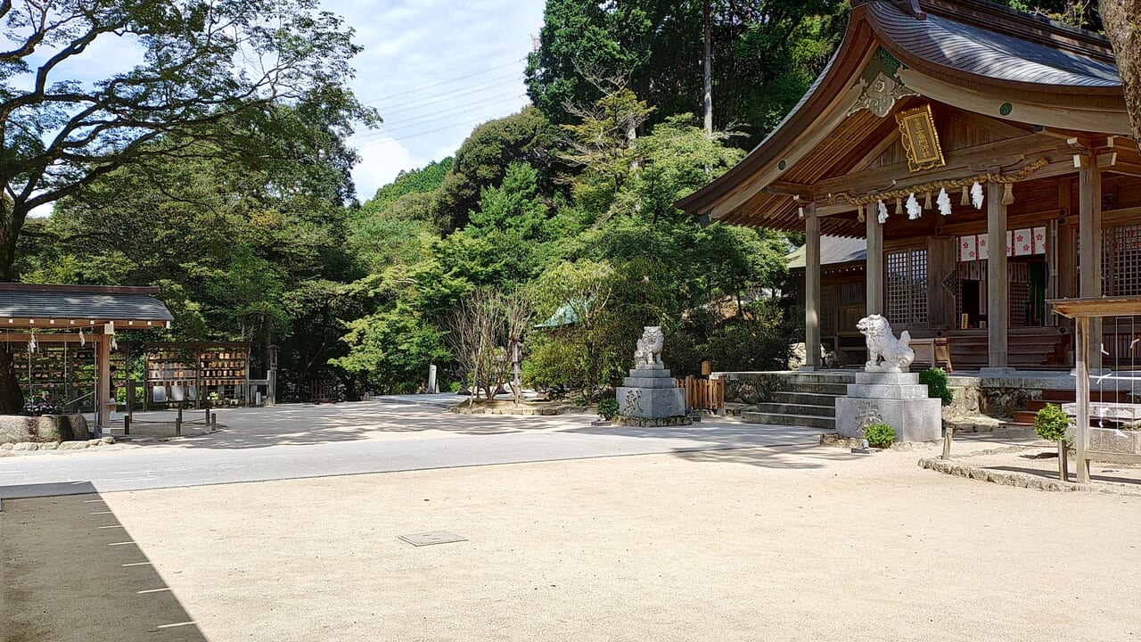 竈門神社の本殿と境内