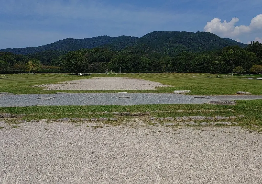 政庁跡から見る四王寺山