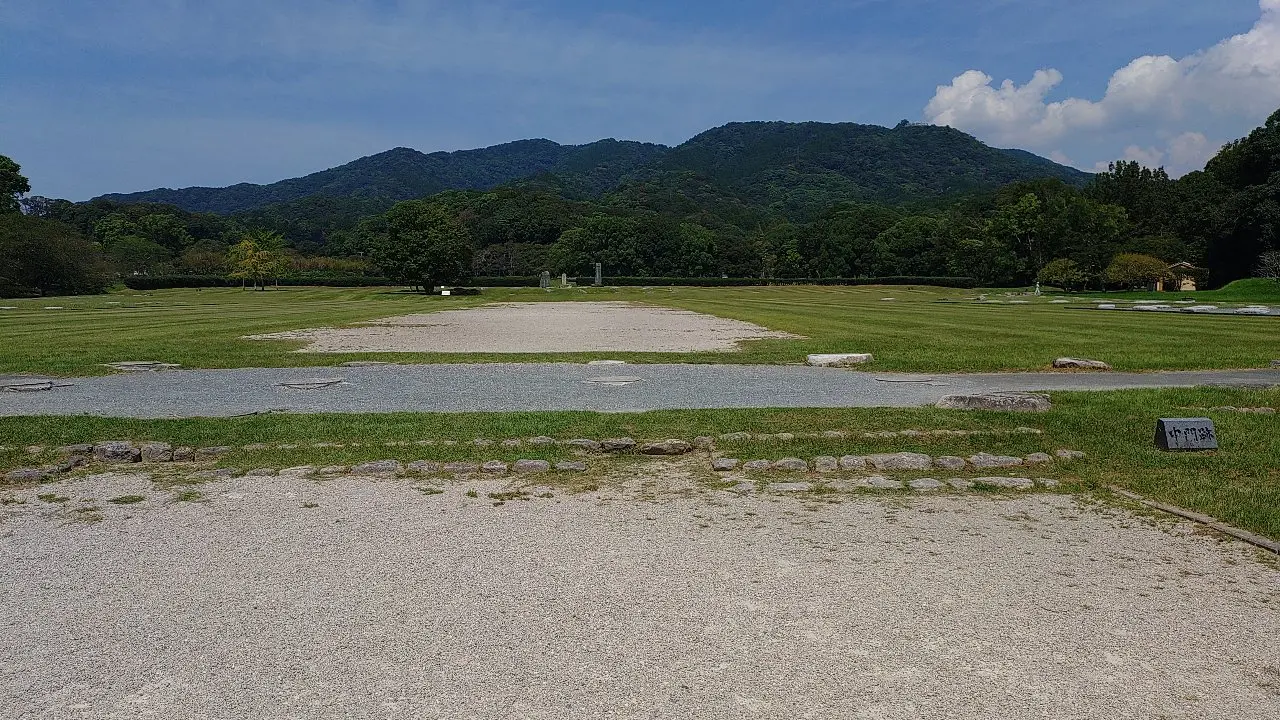 政庁跡から見る四王寺山