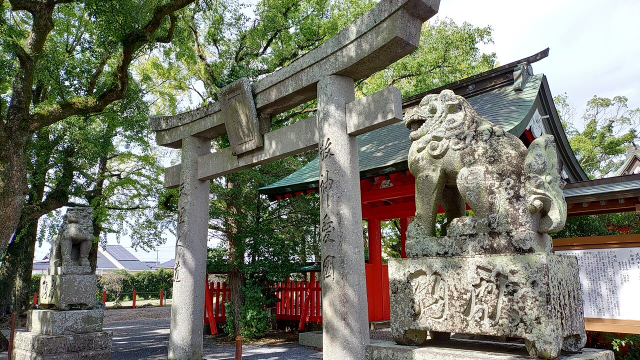 美奈宜神社の鳥居と狛犬