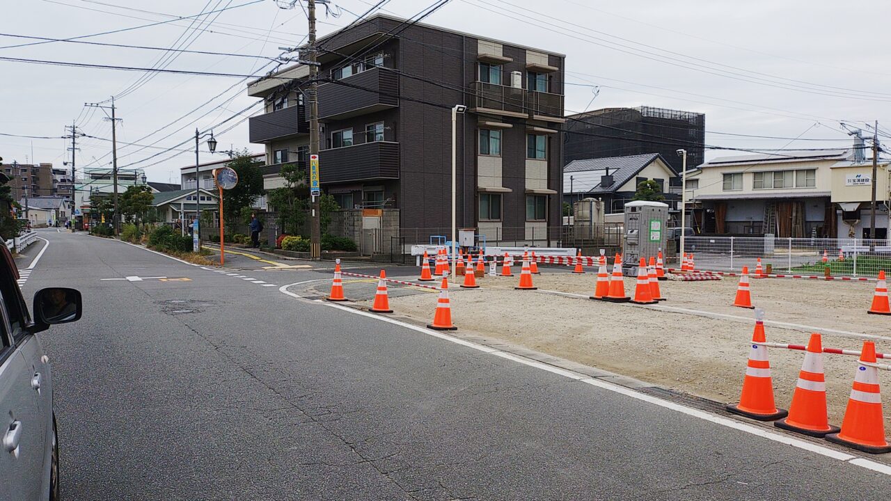 吉松に建設中のコンビニの前の道