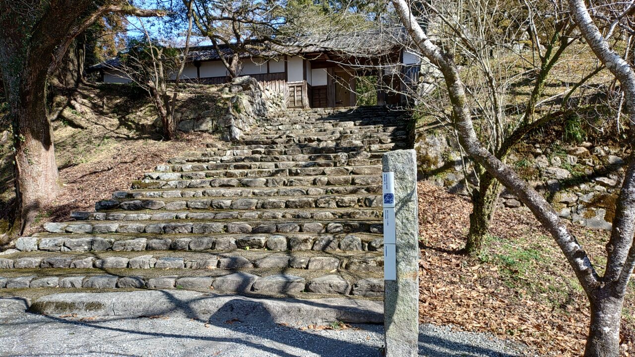 秋月の長屋門前