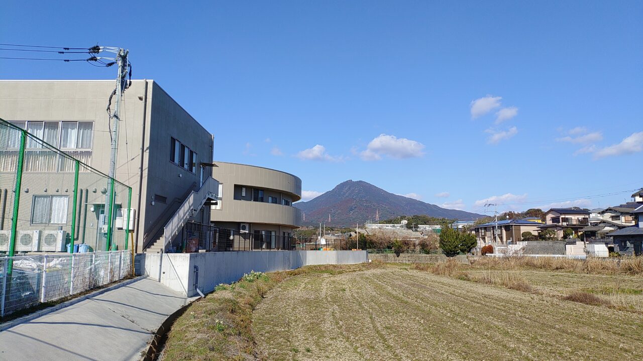 星ヶ丘保育園と宝満山