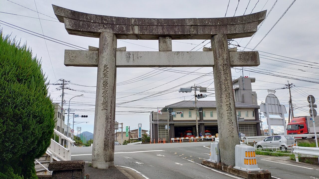 都府楼前駅近くの鳥居