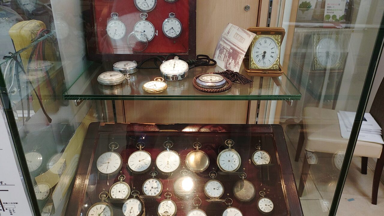 時計宝石メガネ補聴器ヒラヤマの店内