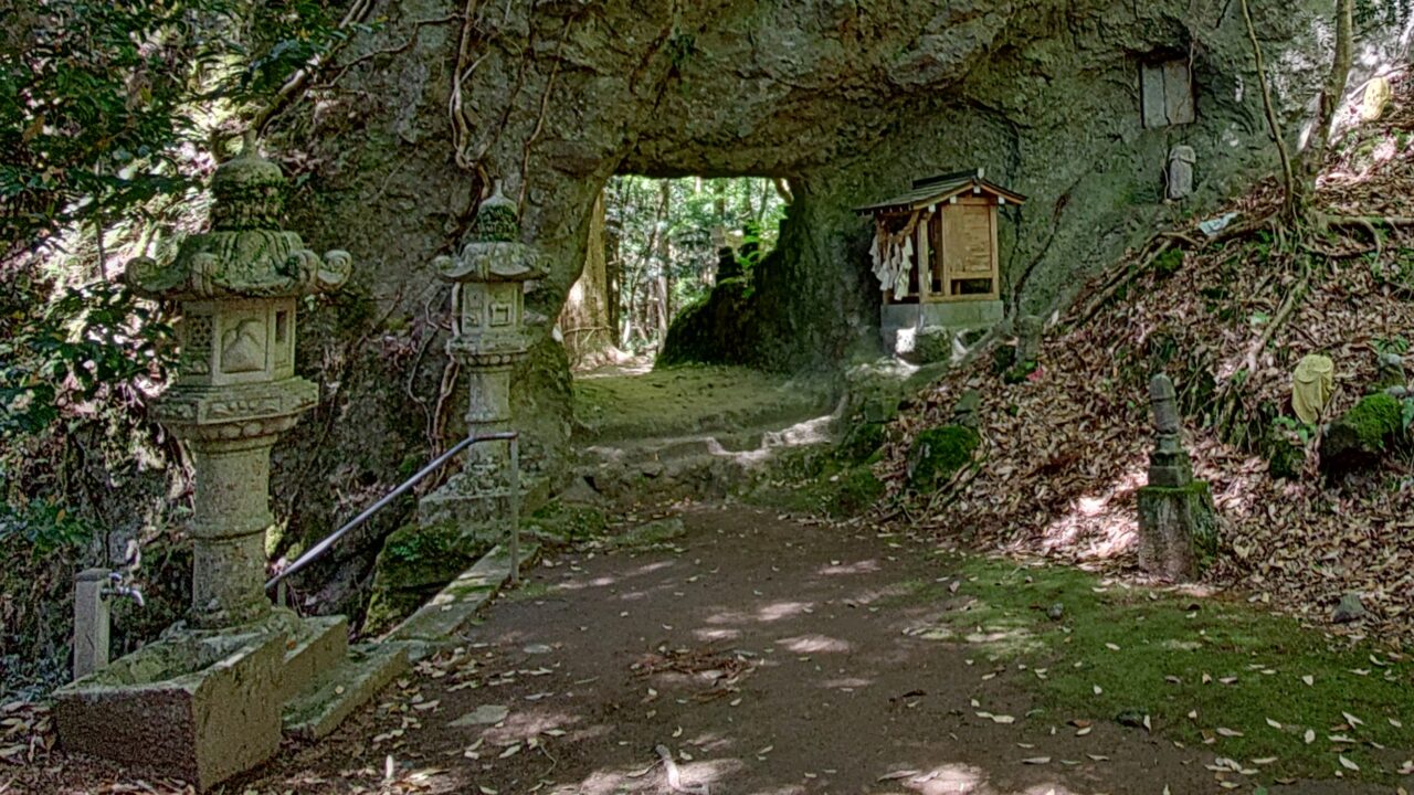 岩屋の馬の首根岩と洞門