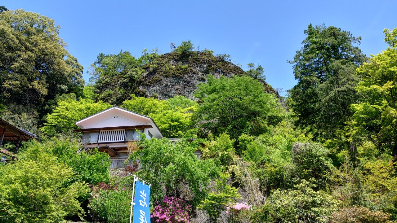 岩屋神社そばの岩