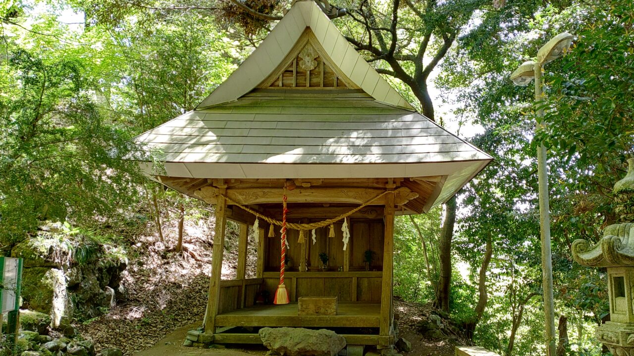 洞門横の祠