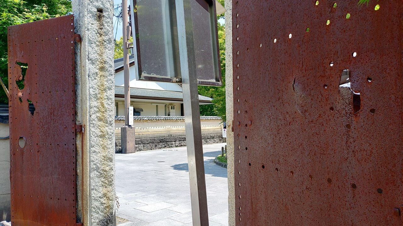 定遠館の門扉