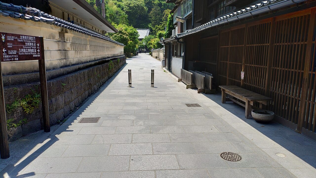 太宰府天満宮の参道から国博通りへの道