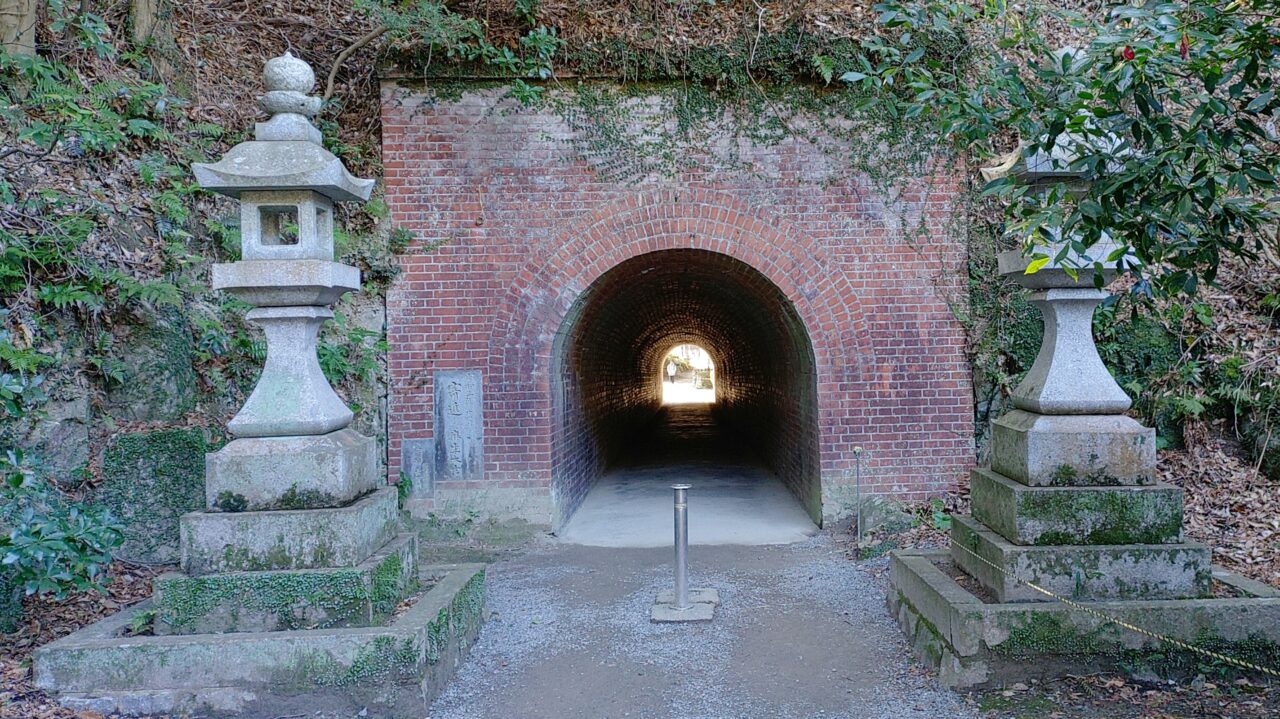 竈門神社側のお石トンネル