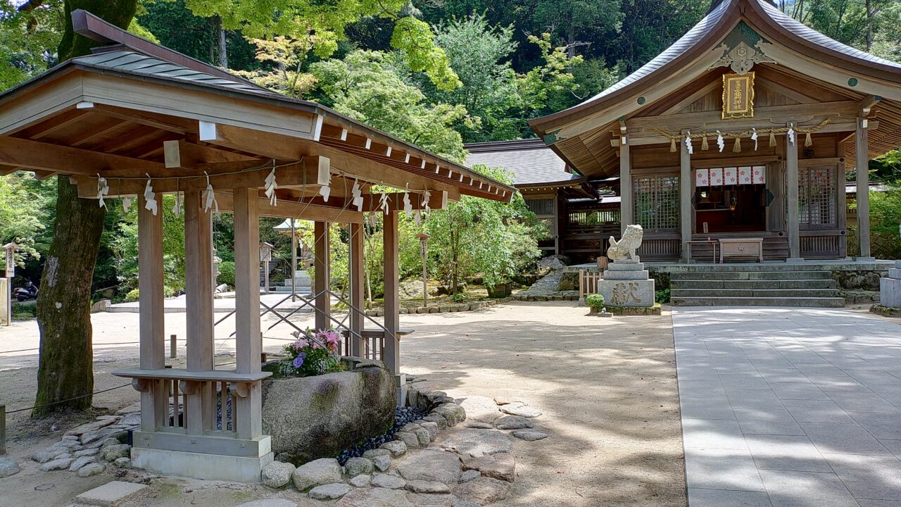 竈門神社の御本殿と手水舎