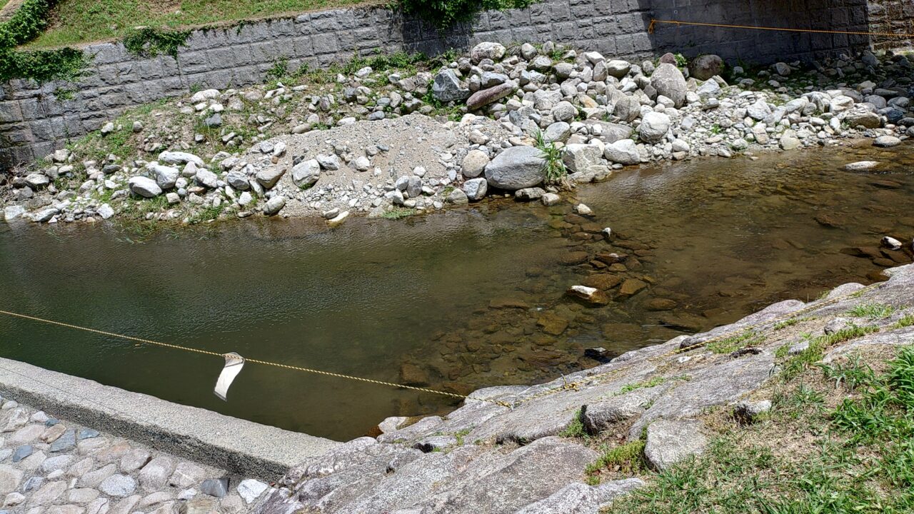 竜岩自然の家に流れる宝満川の立入禁止区域