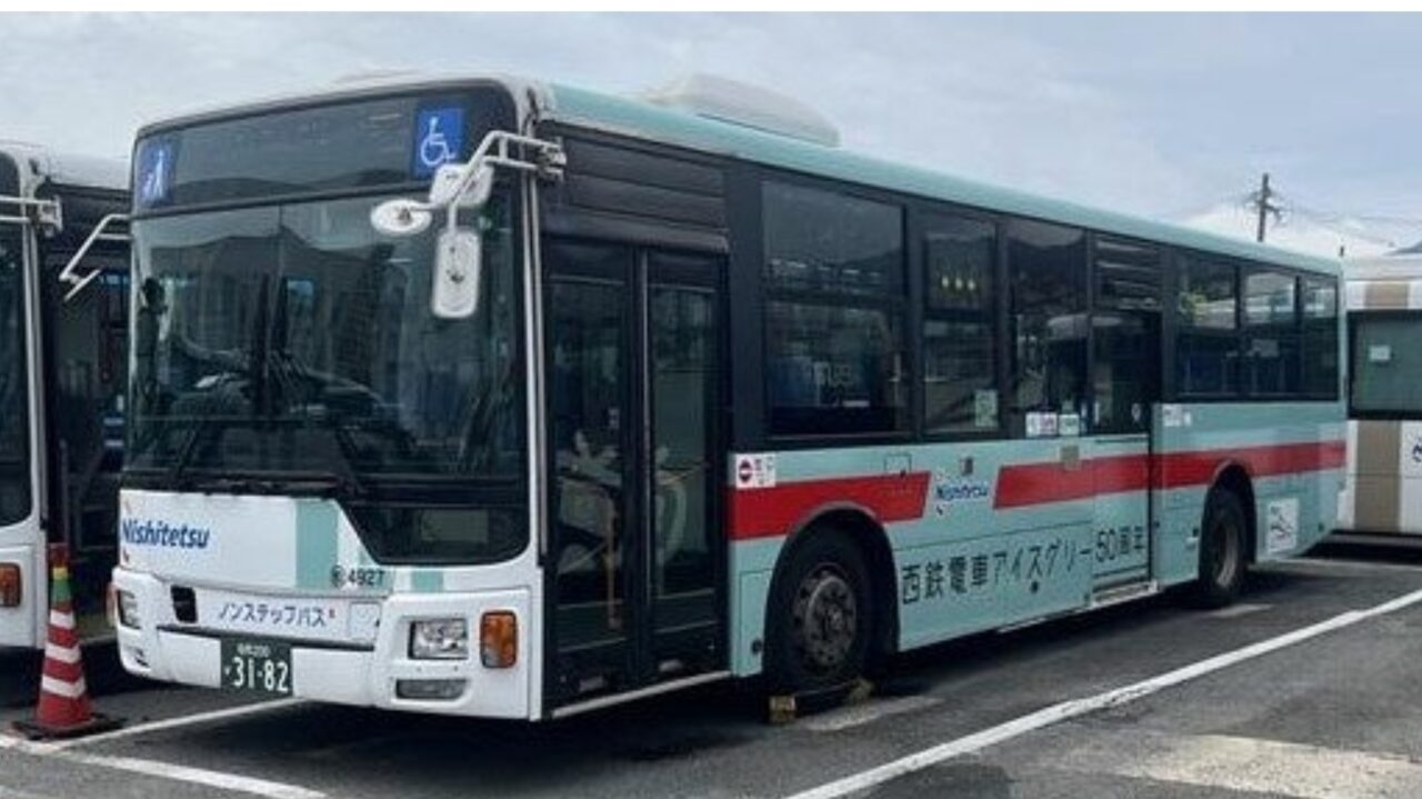 にしてつ電車まつりで展示されるアイスグリーンラッピングバス