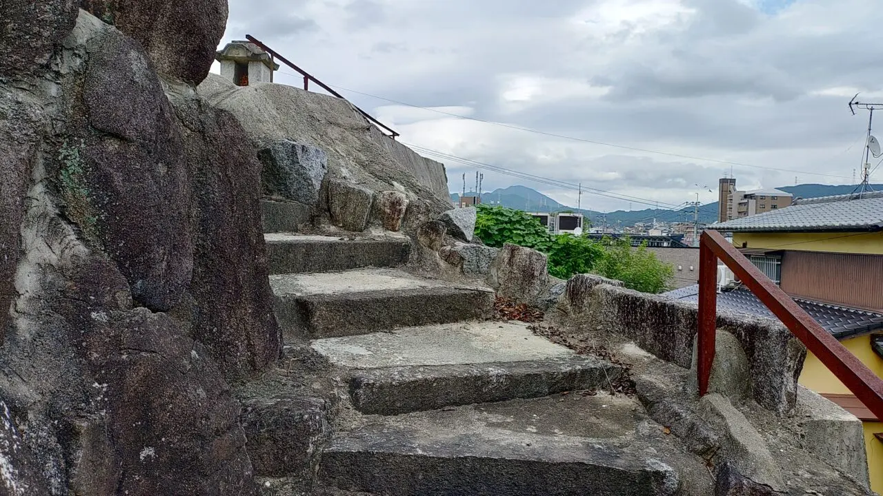 五穀神社に向かう階段