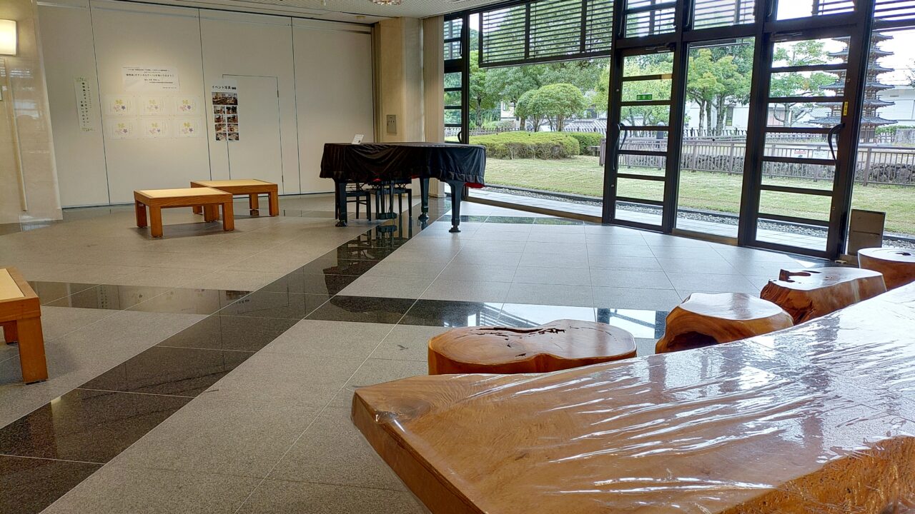 太宰府市文化ふれあい館のエントランスホール