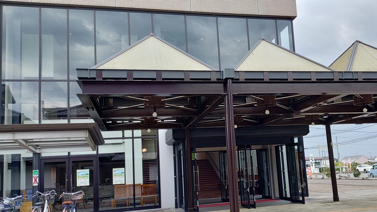 ピーポート甘木の大ホール入口