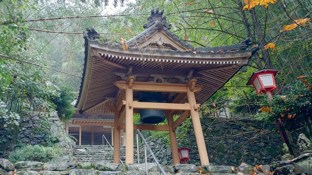 竹地蔵尊の鐘楼