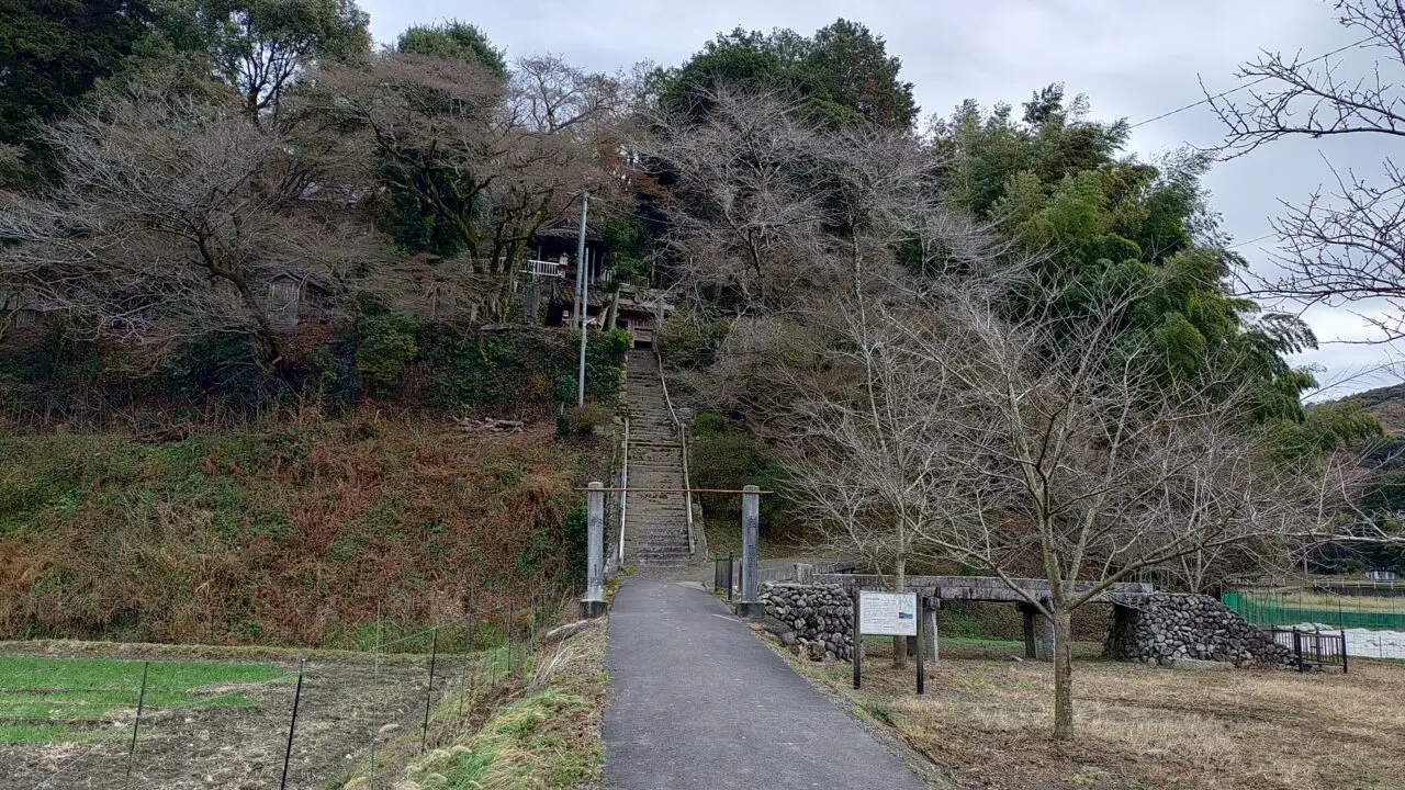 仁鳥の石橋桁橋と日向石粟島神社