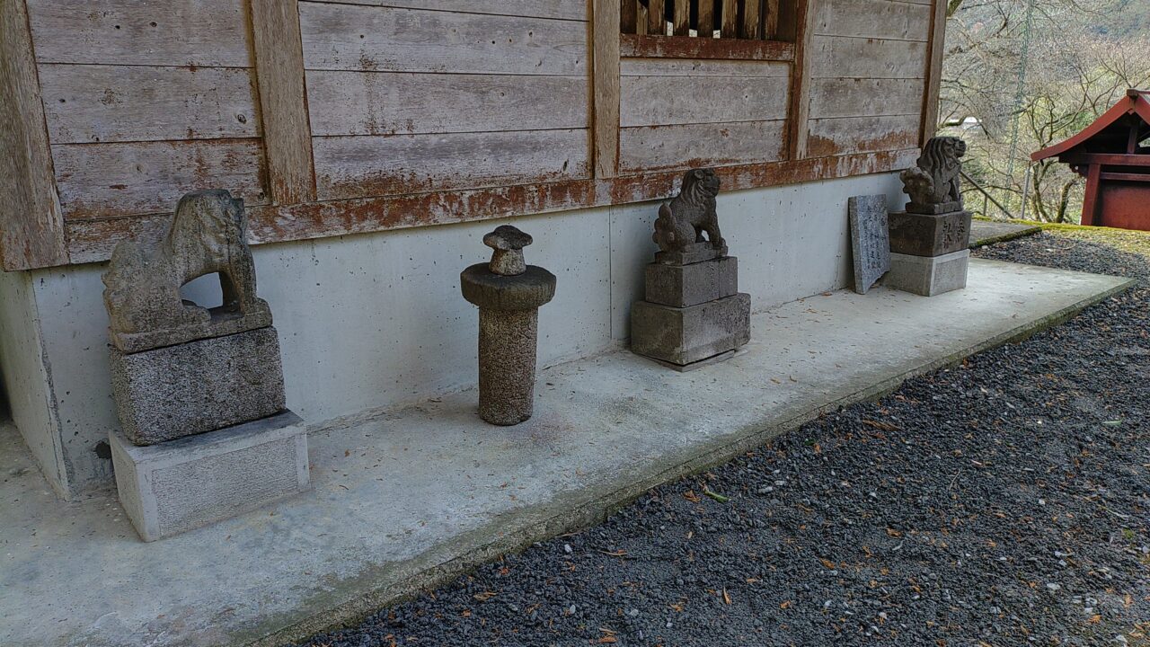 日向石粟島神社の狛犬
