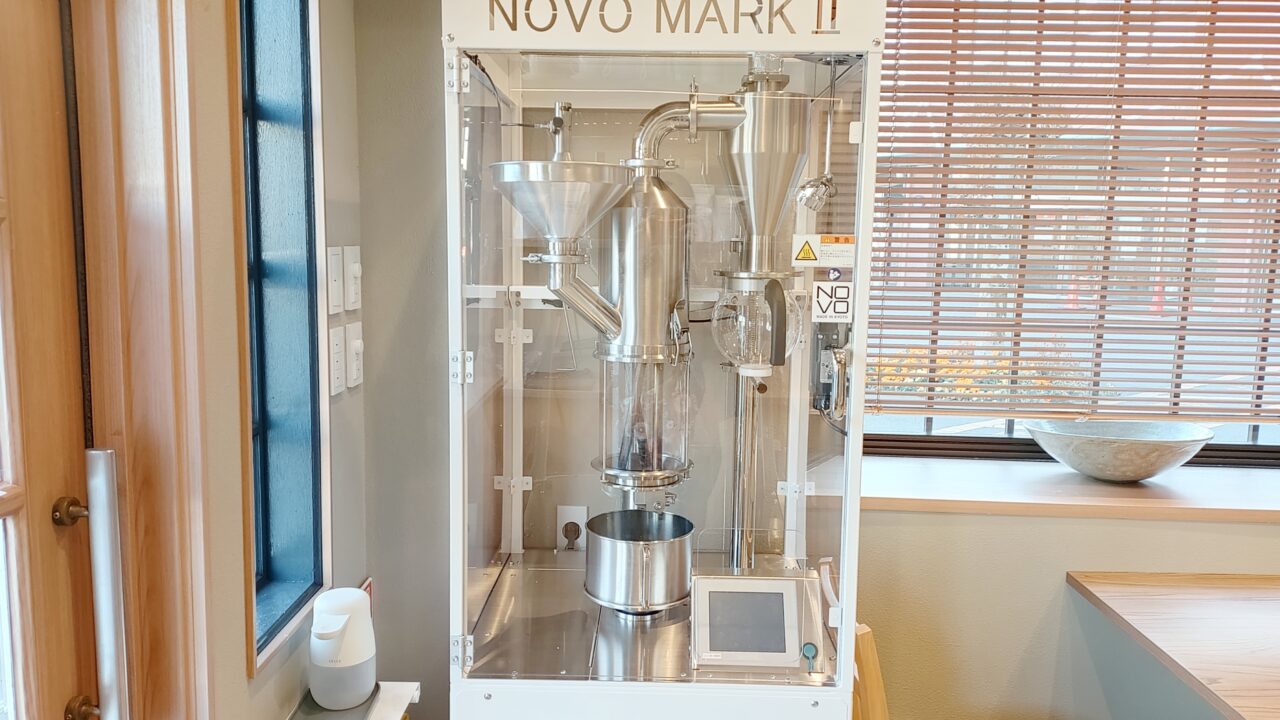 晴宿珈琲の店内にある焙煎機