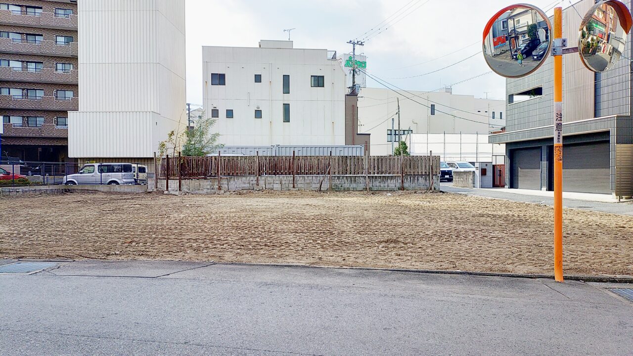 花源の斜め前の空き地