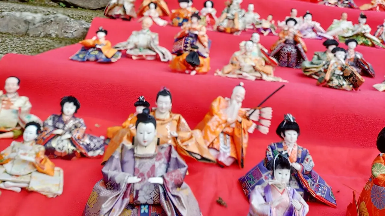 長屋門前の石段に飾られたお雛様