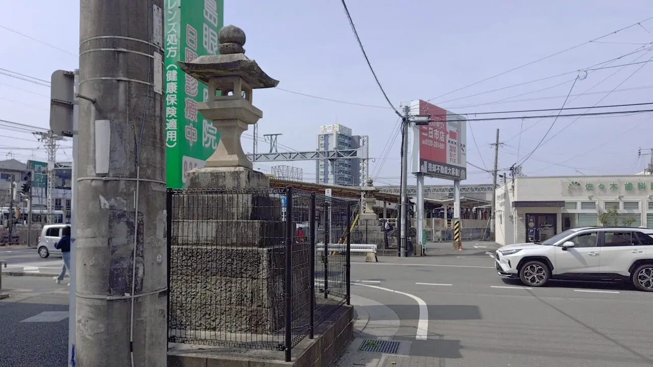 道を挟んで立つ石灯籠