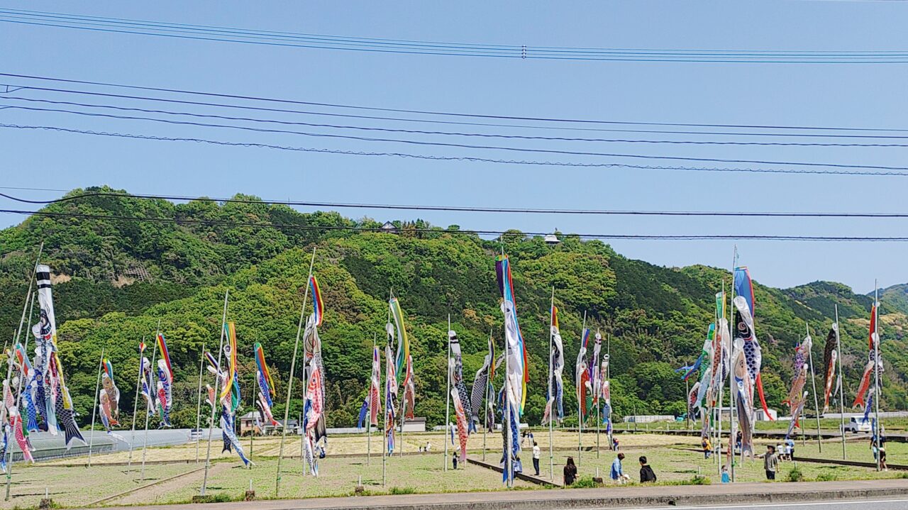 道の駅原鶴ファームステーションバサロ前のこいのぼり