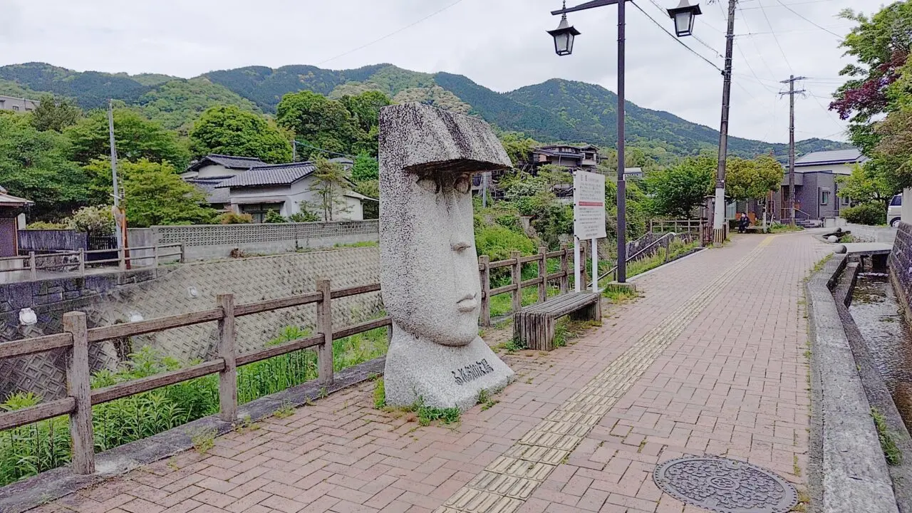 あいさつ通りのモアイ像