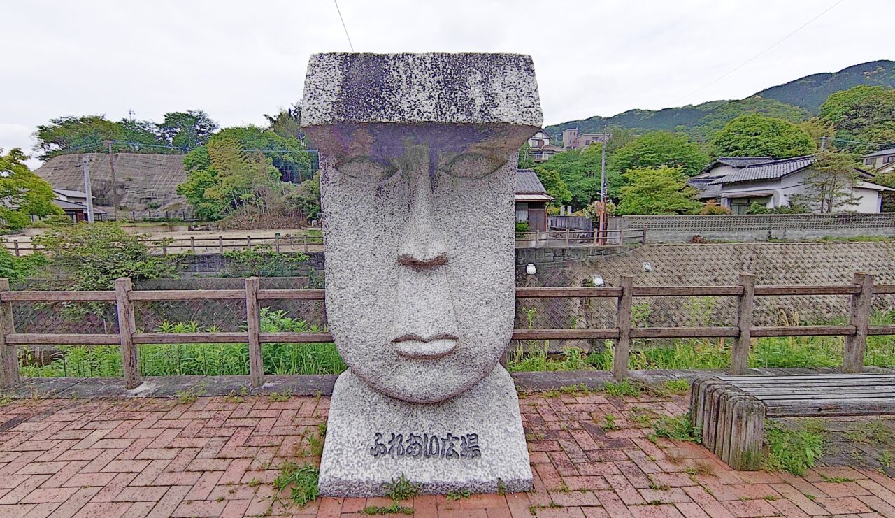 あいさつ通りのモアイ像