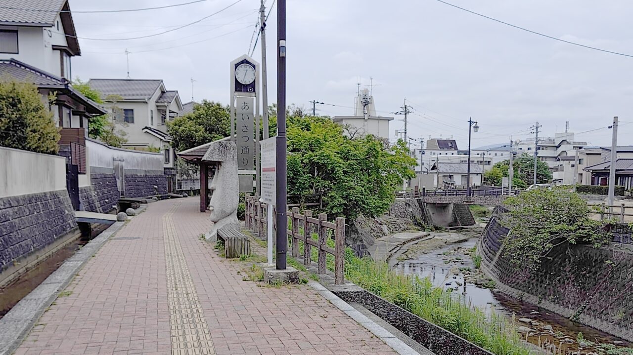 あいさつ通りとモアイ像