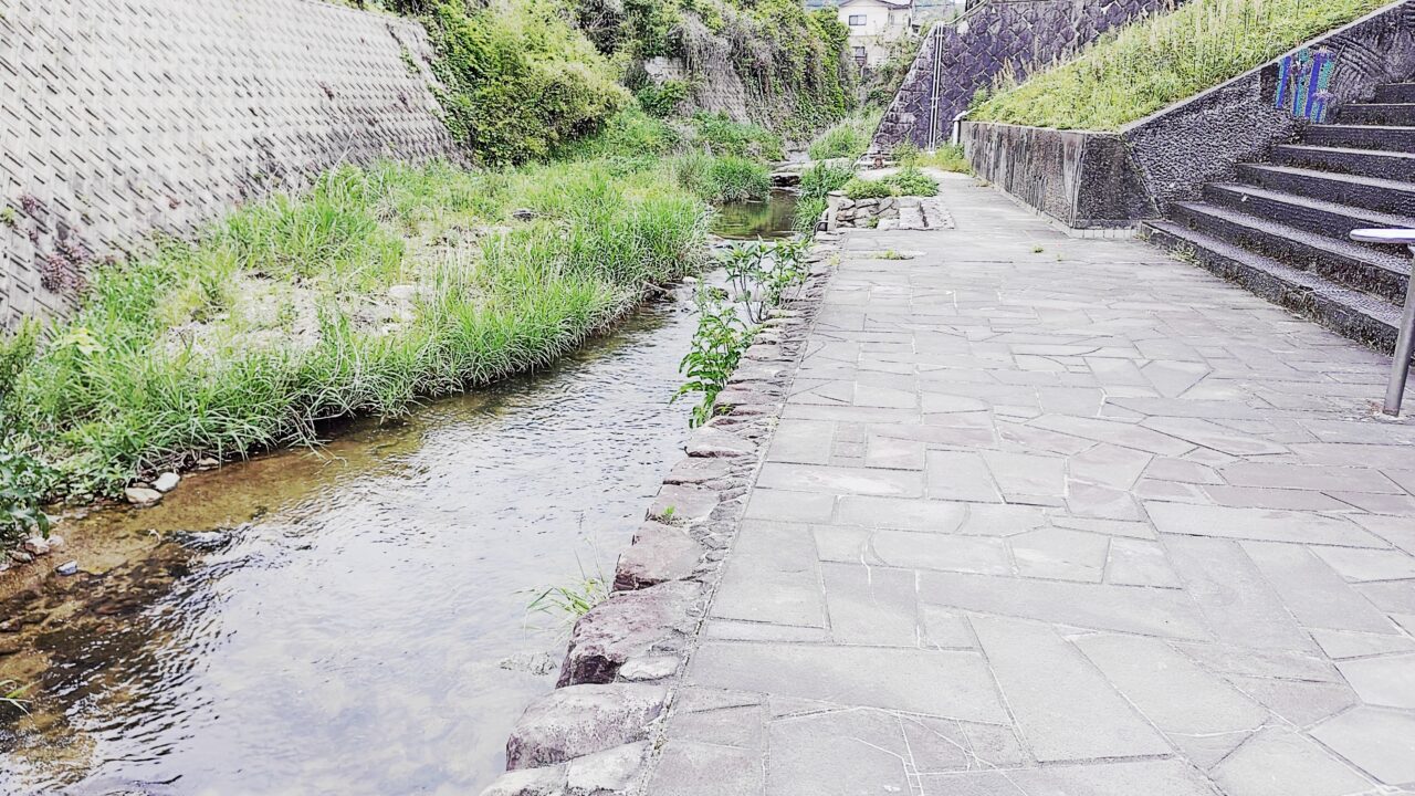 あいさつ通りを流れる御笠川