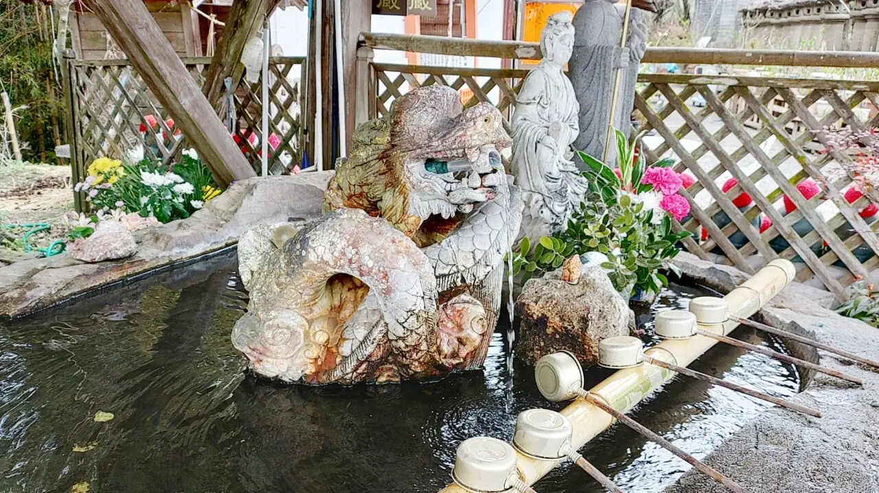 香山昇竜大観音にある龍の手水舎