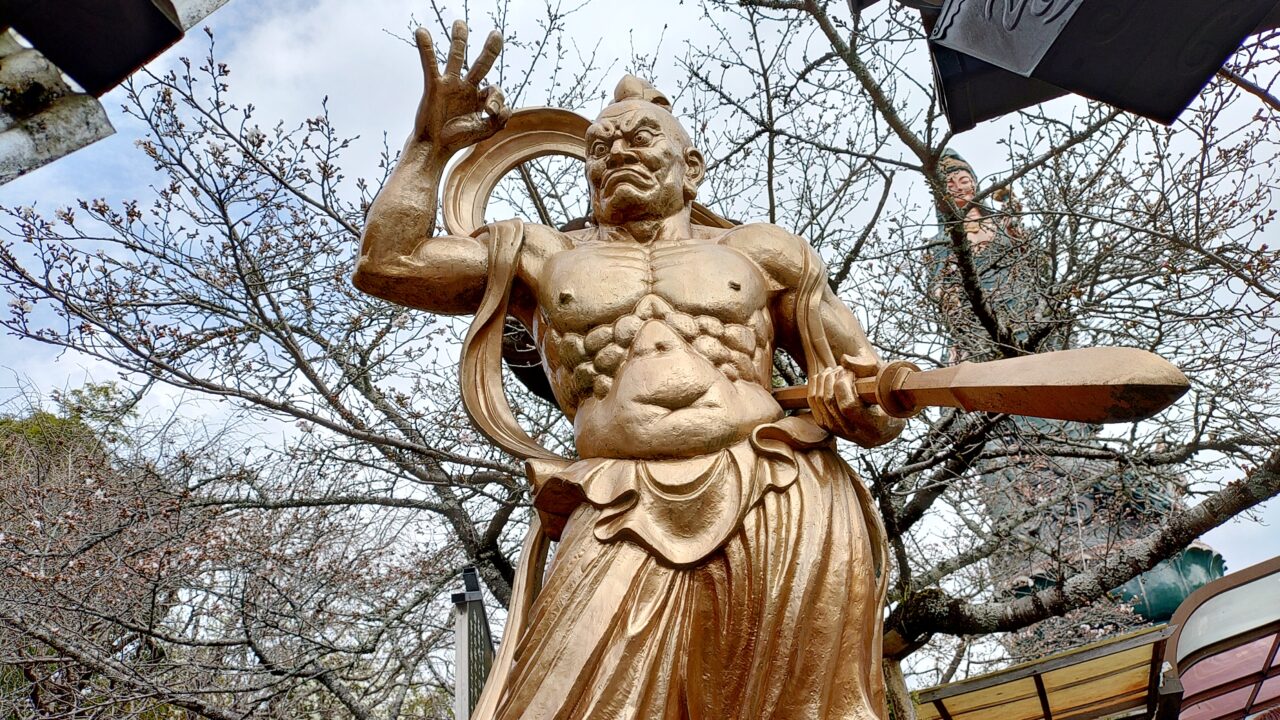 香山昇竜大観音の手前にある金剛力士像
