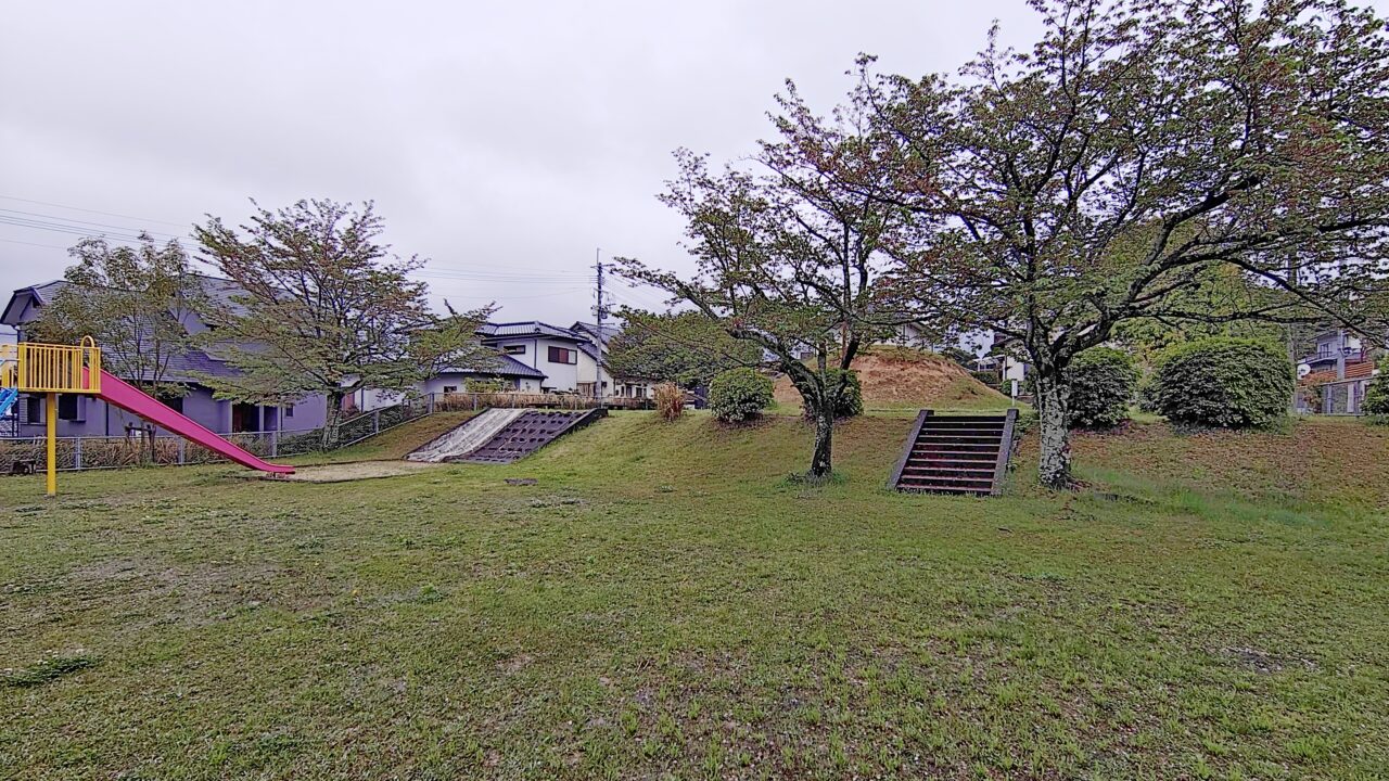 塚口古墳公園側から見た塚口古墳