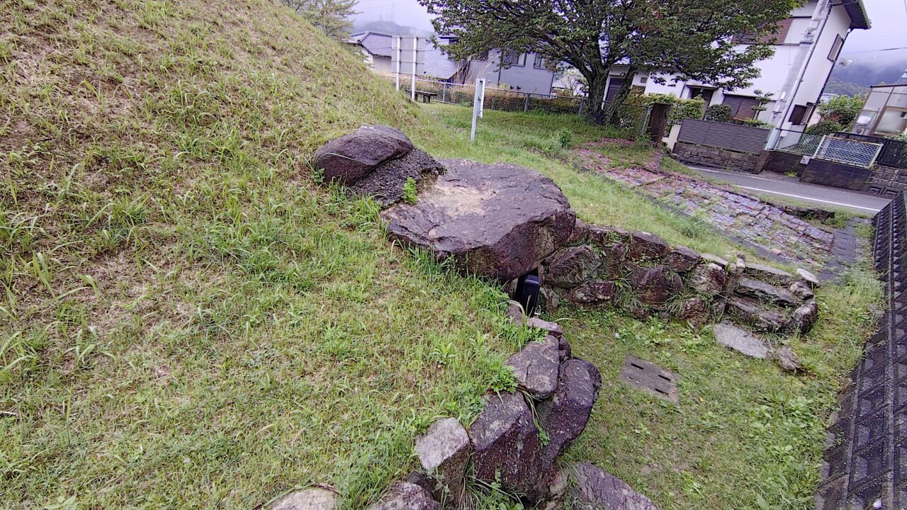 塚口古墳の石室入口