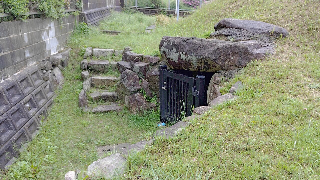 塚口古墳の石室入口