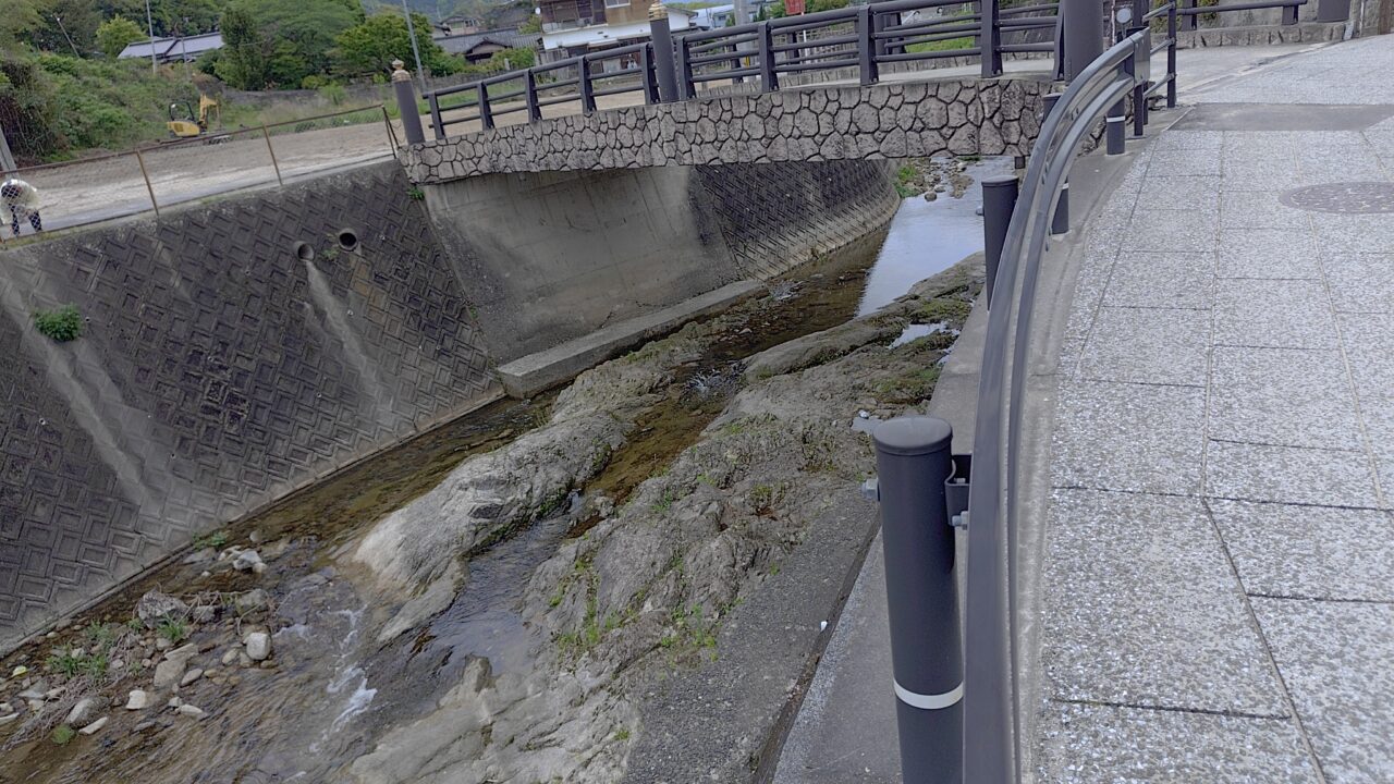 岩踏川と岩盤