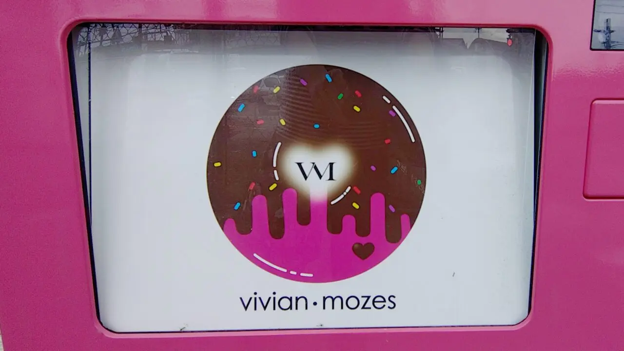 vivian-mozesのロゴ