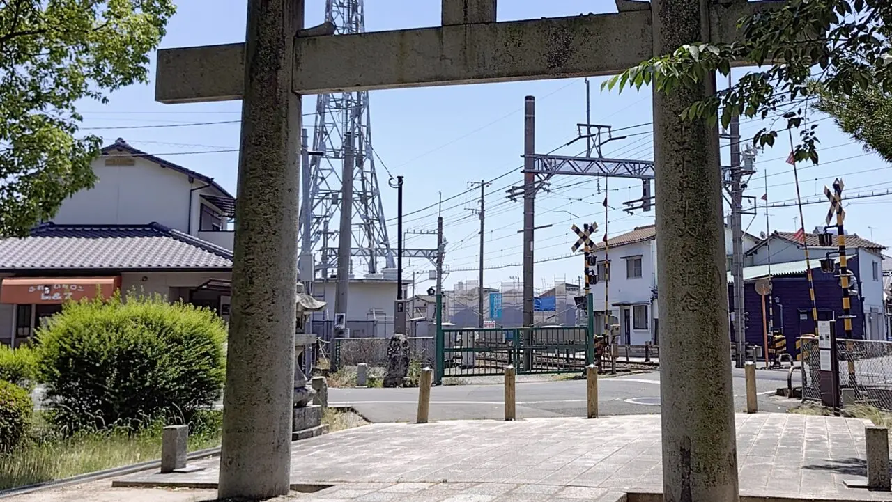 榎社の鳥居から見た鶴の墓