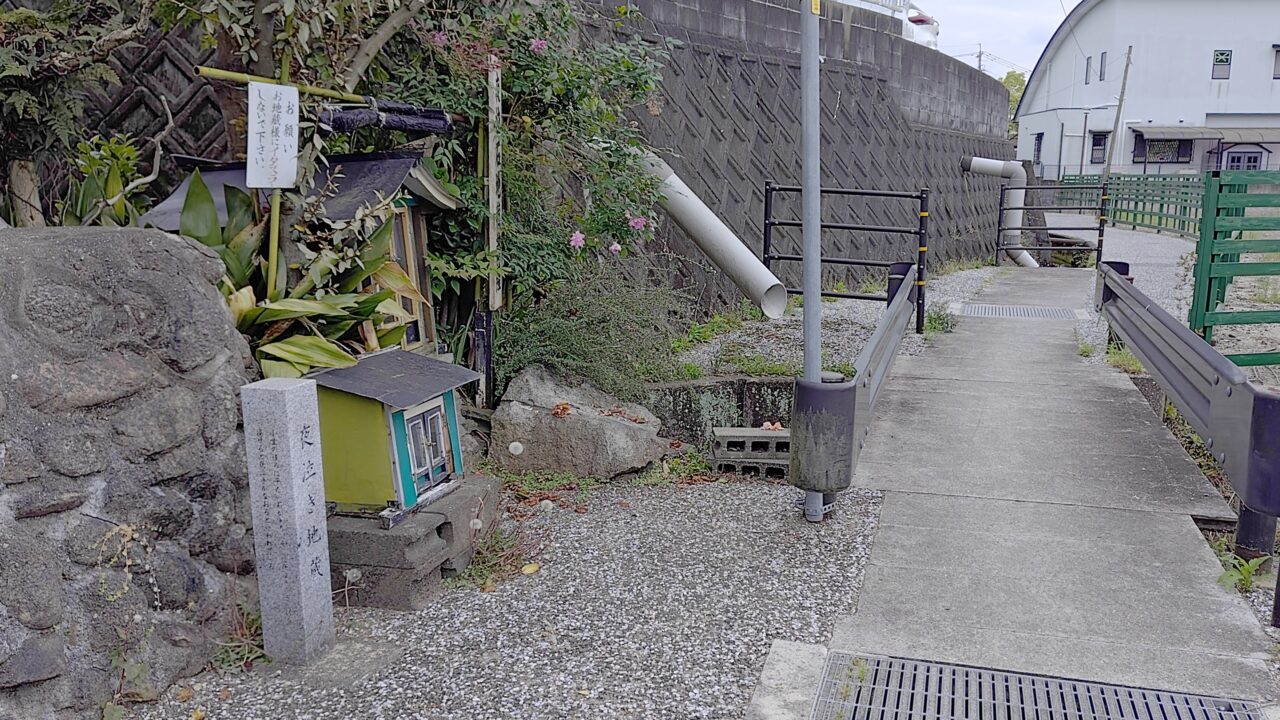 夜泣き石地蔵と遊歩道