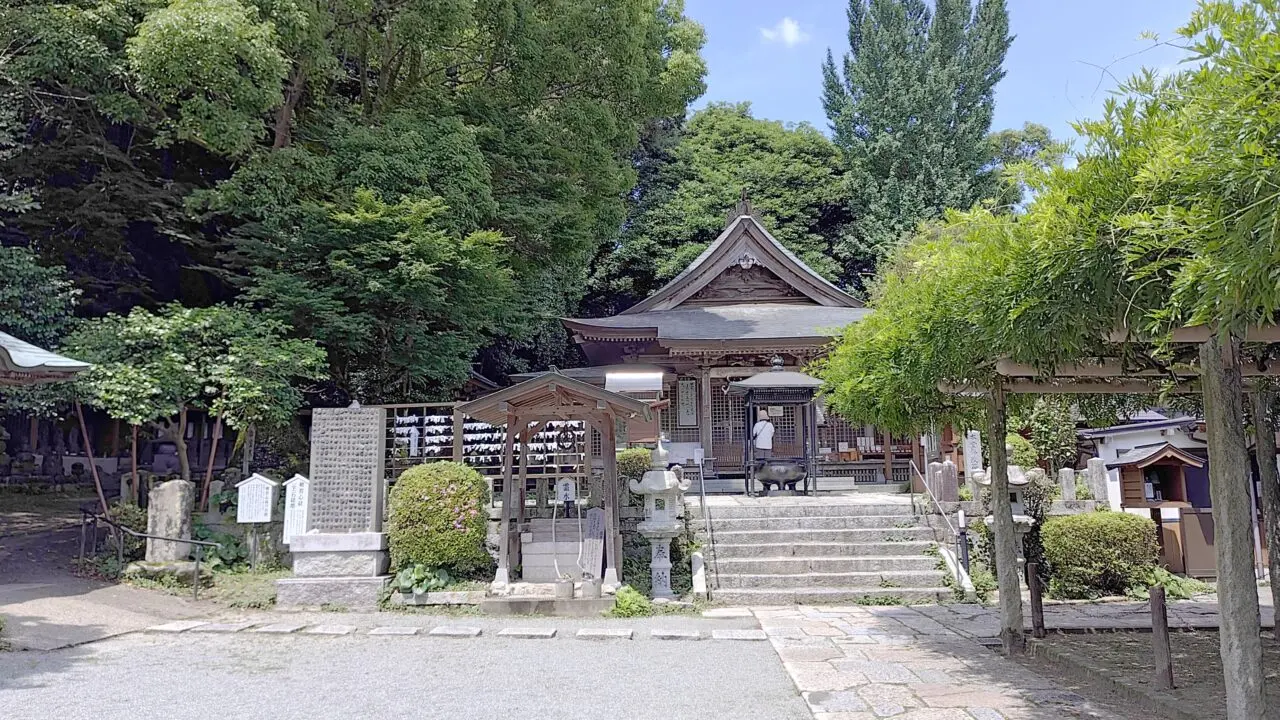 武蔵寺の本堂と般若心経一字一石経塔