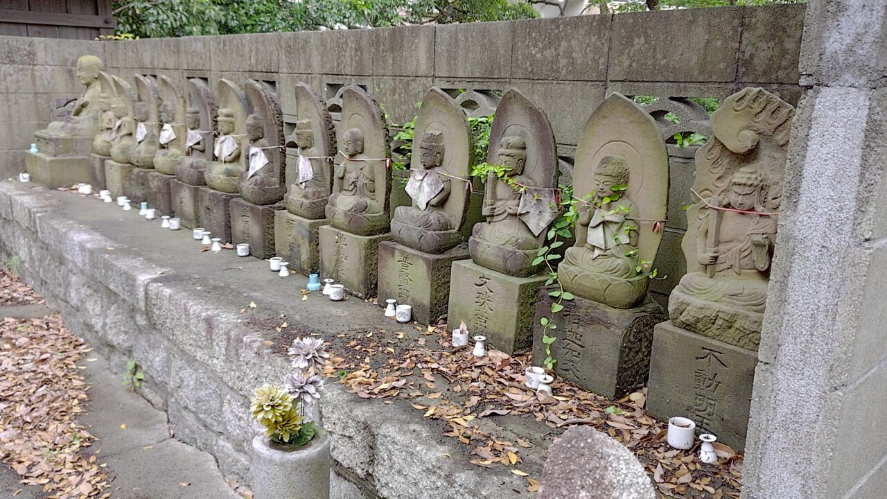 東の陵の並ぶお地蔵様