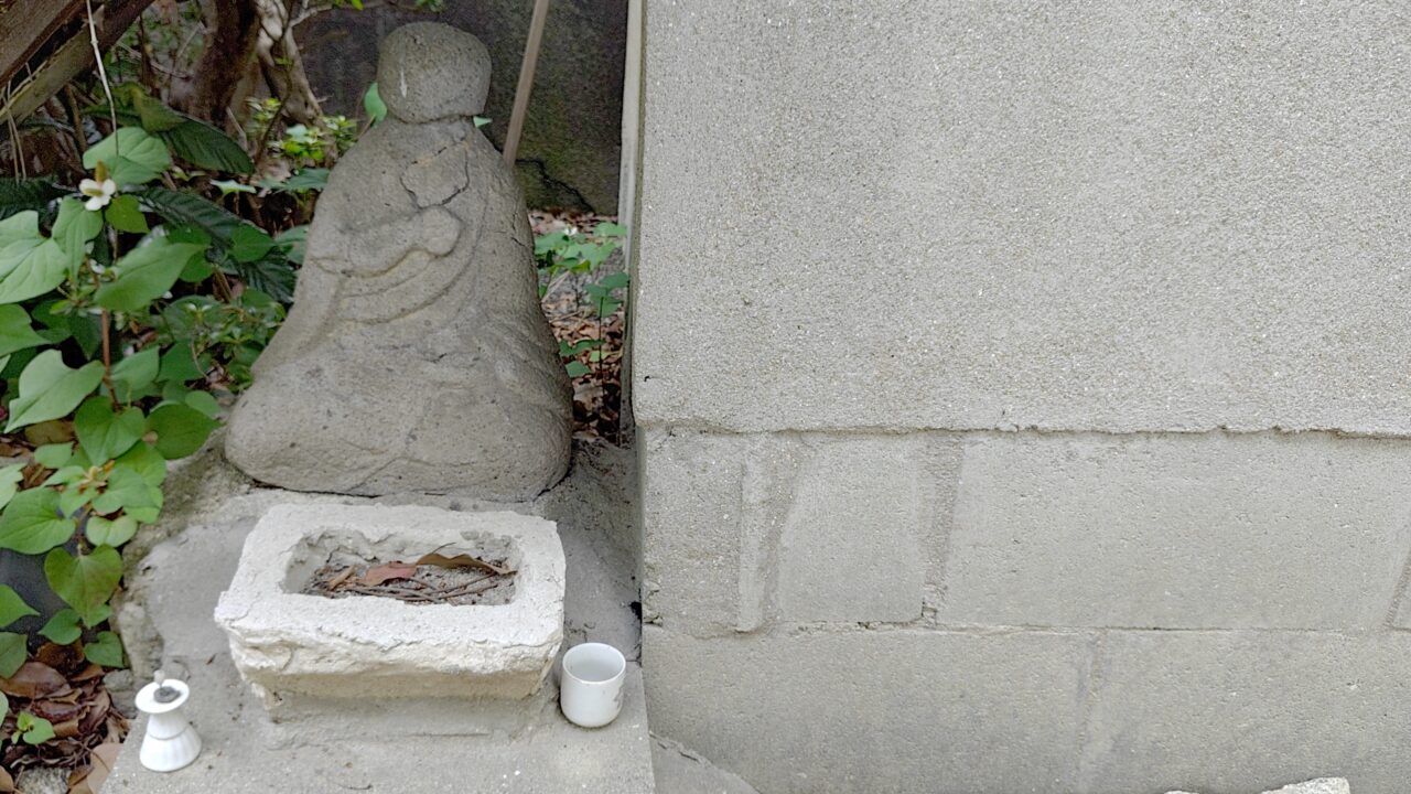 東の陵の納骨堂の裏に小さなお地蔵様