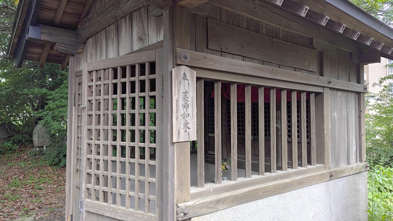 東の陵の薬師堂