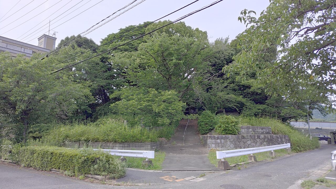 東の陵の入口
